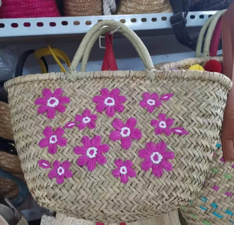 Naturlig stråpose med blomsterblodderi