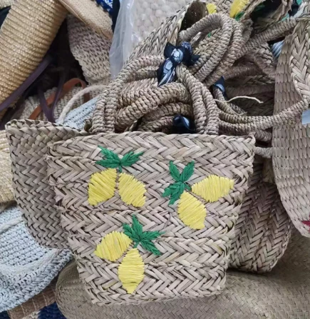 Lite broderi halmhåndveske