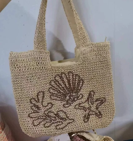 Heklet skulderveske av papir med broderimønster