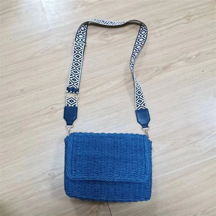 Blå Crossbody stråveske med tape