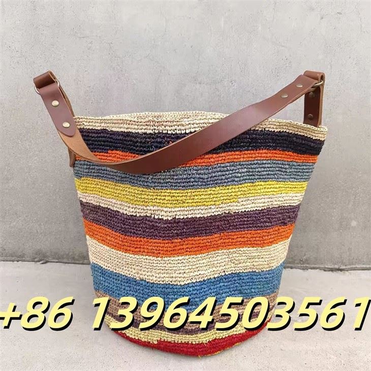 Fargerik raffia -bøtte med ekte skinn