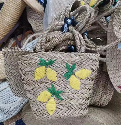 Lite broderi halmhåndveske