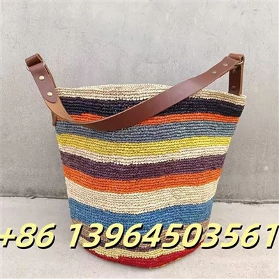 Fargerik raffia -bøtte med ekte skinn
